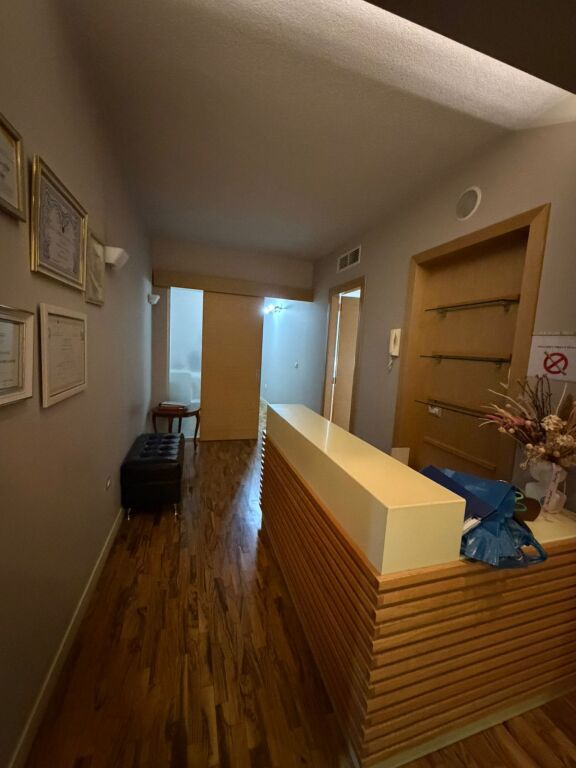 Jepet me qira ambient biznesi 🌿 Rruga federik xhaijko    Ambient i përshtatshëm për qendër estetike, klinikë dentare, apo qendër masazhi.  📍 Sipërfaqe: 115 m² 🏢 Organizimi: 5 dhoma 🚿 Facilitete:  • 2 dhoma me sauna dhe dushe  • 2 tualete  • Sistem ngrohje dhe audio qendrore  ✔️ Ambienti është totalisht i investuar dhe gati për përdorim.kati 1   💰 Çmimi: 1200 €/muaj (i diskutueshëm)