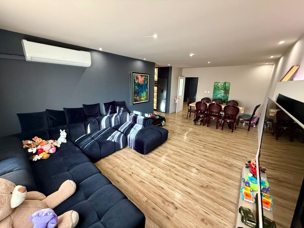 📣 SHITET Apartament 3+1+2 📍 Blloku Gintash, Laprake ✨ 🏢 Ndertim i Ri 🪜 Kati 8 (i Fundit, Me Ashensor) 📐 Siperfaqe Bruto 132 m2 📐 Siperfaqe Neto 117 m2  🔄 Organizohet Ne: Sallon Spacioz, Kuzhine e Vecuar, 3 Dhoma Gjumi, Korridor Shperndares, 2 Tualete, 2 Ballkone, Depo.  💶 Cmimi 225.000 Euro