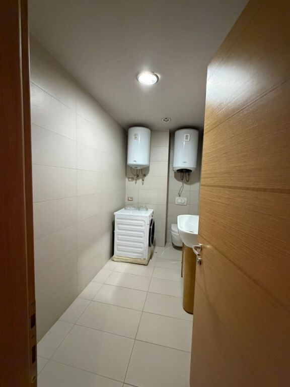 Jepet me qira ambient biznesi 🌿 Rruga federik xhaijko    Ambient i përshtatshëm për qendër estetike, klinikë dentare, apo qendër masazhi.  📍 Sipërfaqe: 115 m² 🏢 Organizimi: 5 dhoma 🚿 Facilitete:  • 2 dhoma me sauna dhe dushe  • 2 tualete  • Sistem ngrohje dhe audio qendrore  ✔️ Ambienti është totalisht i investuar dhe gati për përdorim.kati 1   💰 Çmimi: 1200 €/muaj (i diskutueshëm)