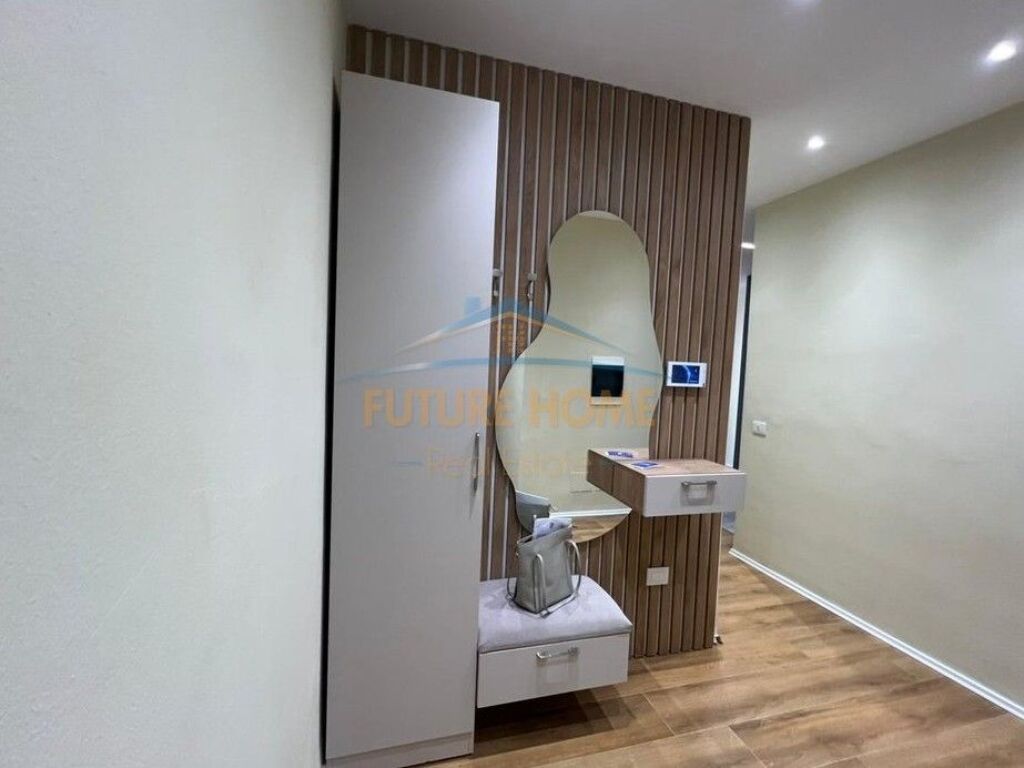 Shitje, Apartament 1+1,Galeria Roma , Rruga e Kavajes, Tirane !