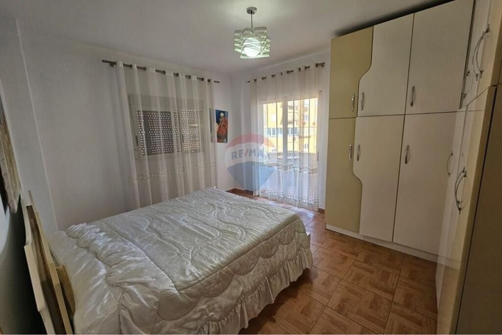 Apartament 2+1 per qira tek Komuna e Parisit!