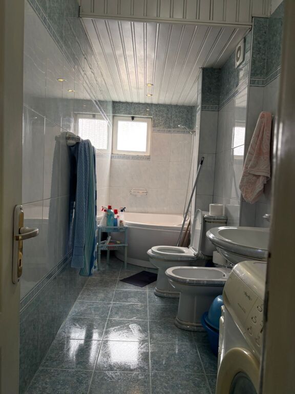 🏢Tek Xhamia e Tabkeve,jepet me qera apartament,2+1,i mobiluar. 55,000Leke