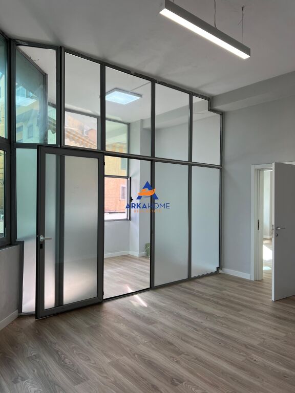 PREMISES FOR RENT 123M2 "COMMUNE OF PARIS" 1600 EURO