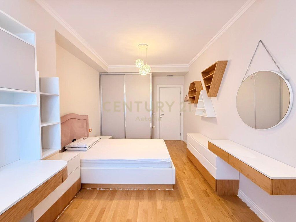 Appartamento moderno 3+1+2 con 2 posti auto nella zona del Comune di Parigi