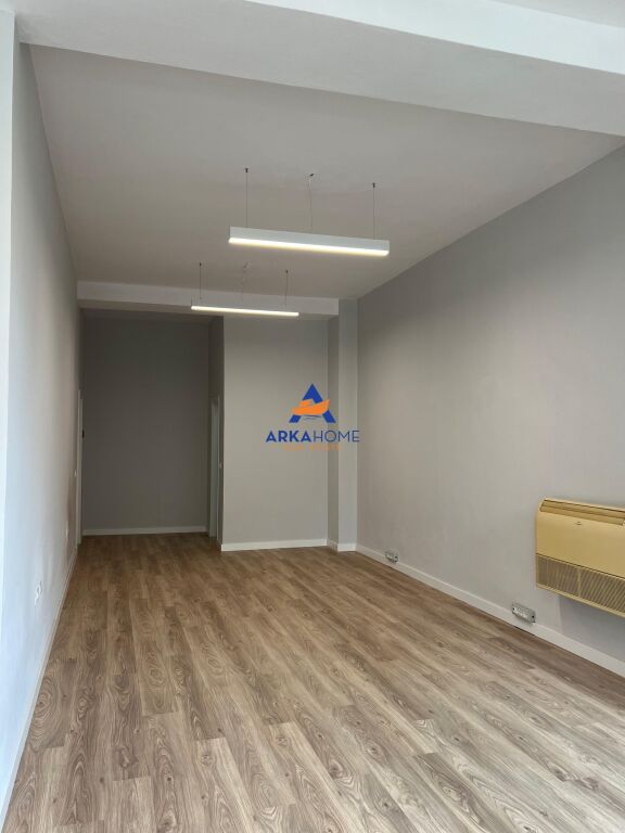 PREMISES FOR RENT 123M2 "COMMUNE OF PARIS" 1600 EURO