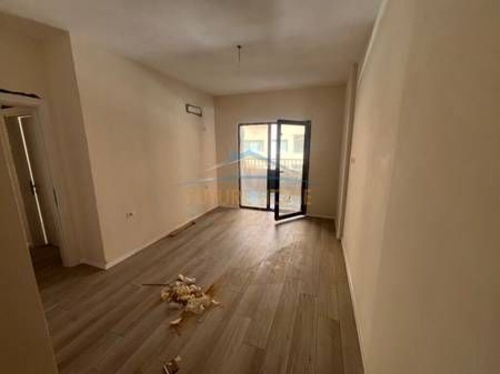 Shitet, Apartament 2+1+2 Rruga e Elbasanit, Tiranë.