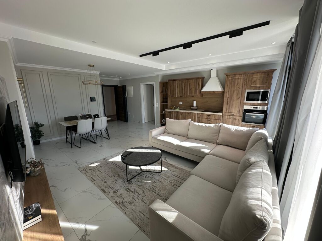 Appartamento in Vendita – Occasione al Lake View Residence  Viene offerto in vendita un appartamento moderno e di alta qualità, in una delle residenze più richieste di Tirana.  🔹 Posizione: Lake View Residence   💰 Prezzo totale: 443.000 €  