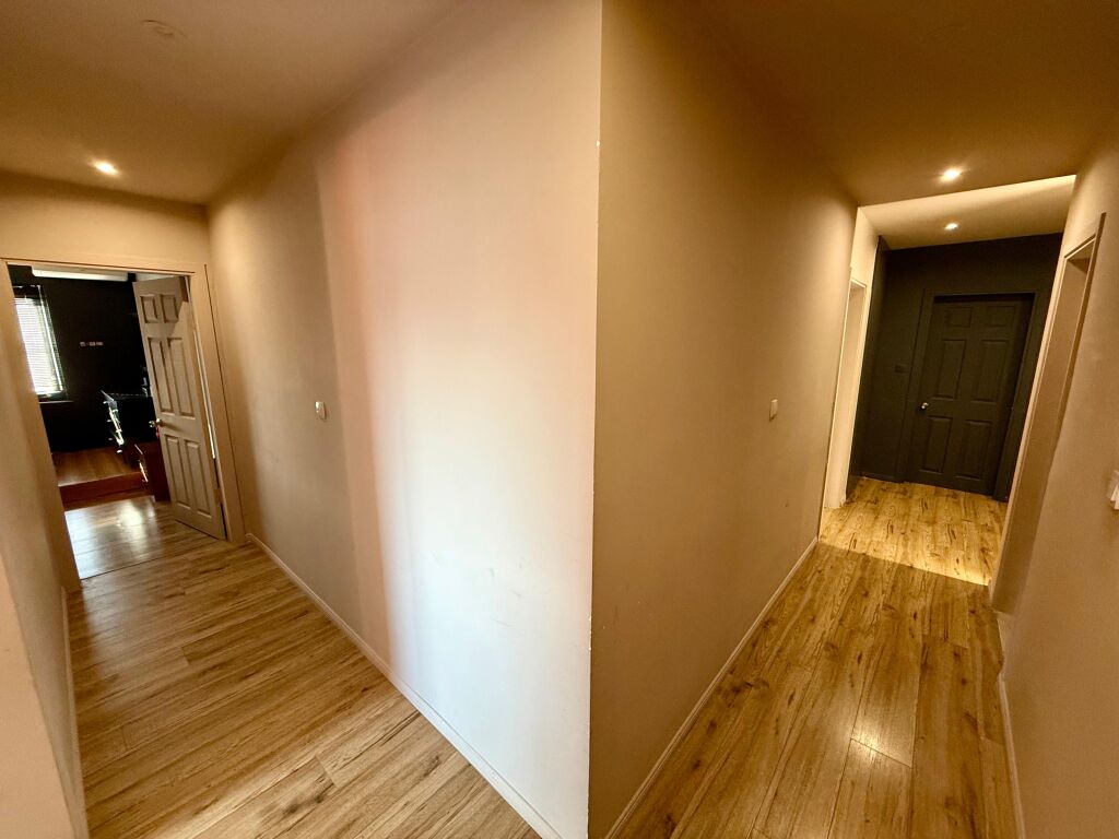 📣 SHITET Apartament 3+1+2 📍 Blloku Gintash, Laprake ✨ 🏢 Ndertim i Ri 🪜 Kati 8 (i Fundit, Me Ashensor) 📐 Siperfaqe Bruto 132 m2 📐 Siperfaqe Neto 117 m2  🔄 Organizohet Ne: Sallon Spacioz, Kuzhine e Vecuar, 3 Dhoma Gjumi, Korridor Shperndares, 2 Tualete, 2 Ballkone, Depo.  💶 Cmimi 225.000 Euro