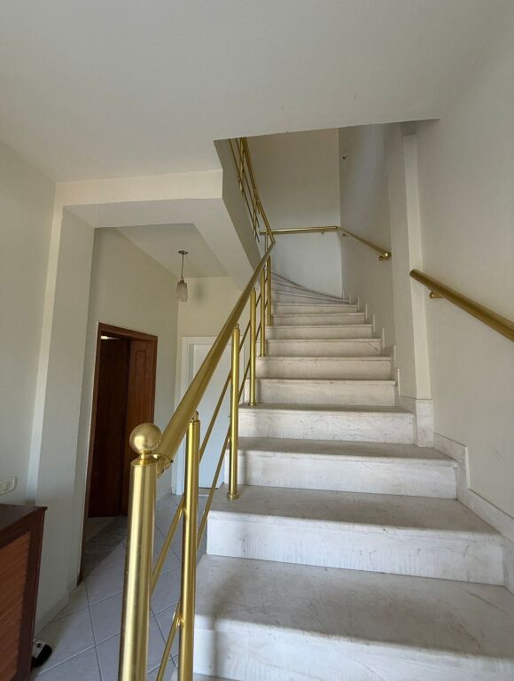 Jepet me qera shpi private 2-katëshe