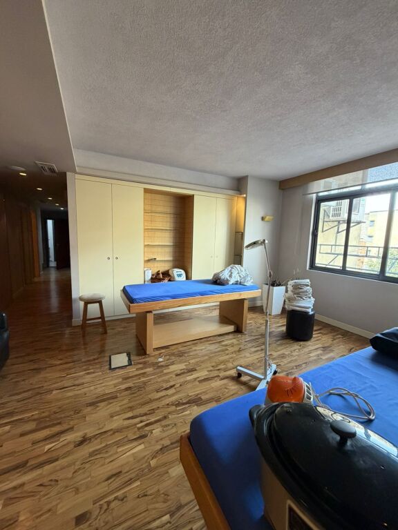 Jepet me qira ambient biznesi 🌿 Rruga federik xhaijko    Ambient i përshtatshëm për qendër estetike, klinikë dentare, apo qendër masazhi.  📍 Sipërfaqe: 115 m² 🏢 Organizimi: 5 dhoma 🚿 Facilitete:  • 2 dhoma me sauna dhe dushe  • 2 tualete  • Sistem ngrohje dhe audio qendrore  ✔️ Ambienti është totalisht i investuar dhe gati për përdorim.kati 1   💰 Çmimi: 1200 €/muaj (i diskutueshëm)