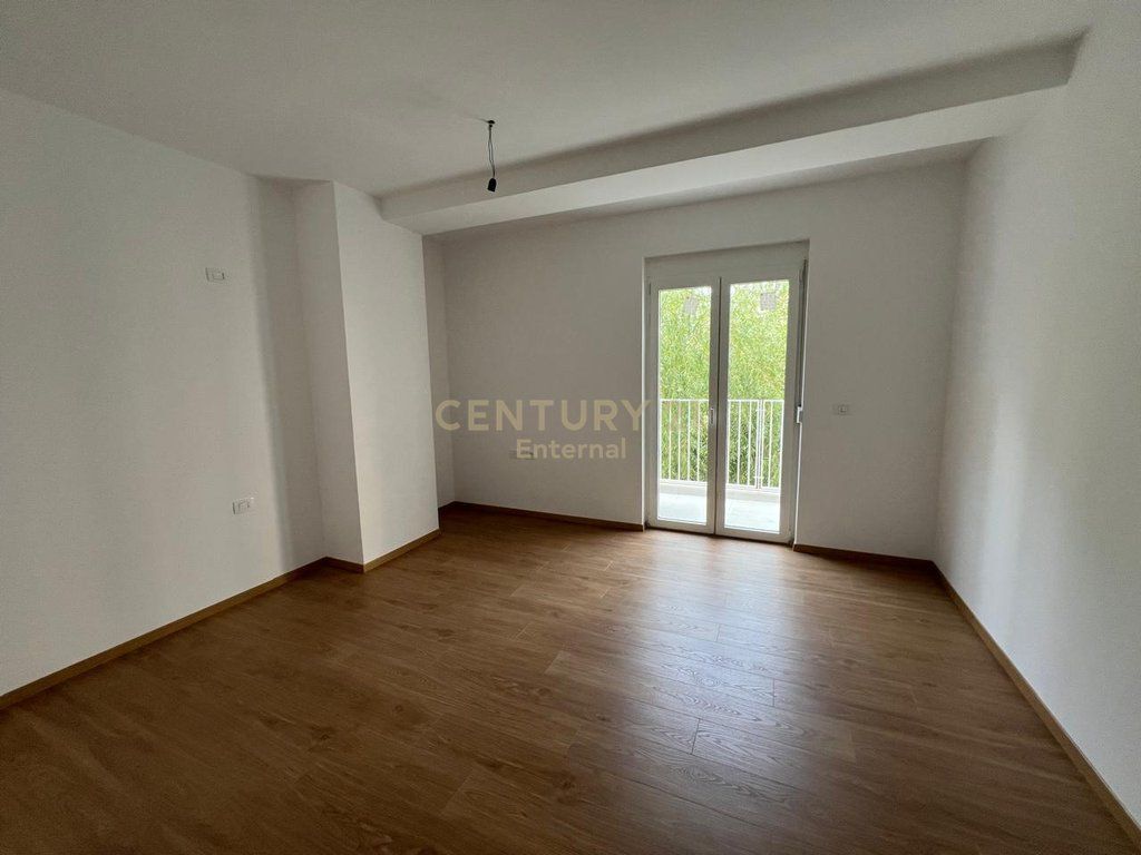 Ambient Per Zyra 2+1+2 Prane Air Albania