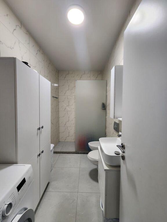 Jepet apartament me qera 2+1+P Golden Park 3, Perballe Amerikan 3/65.000 leke