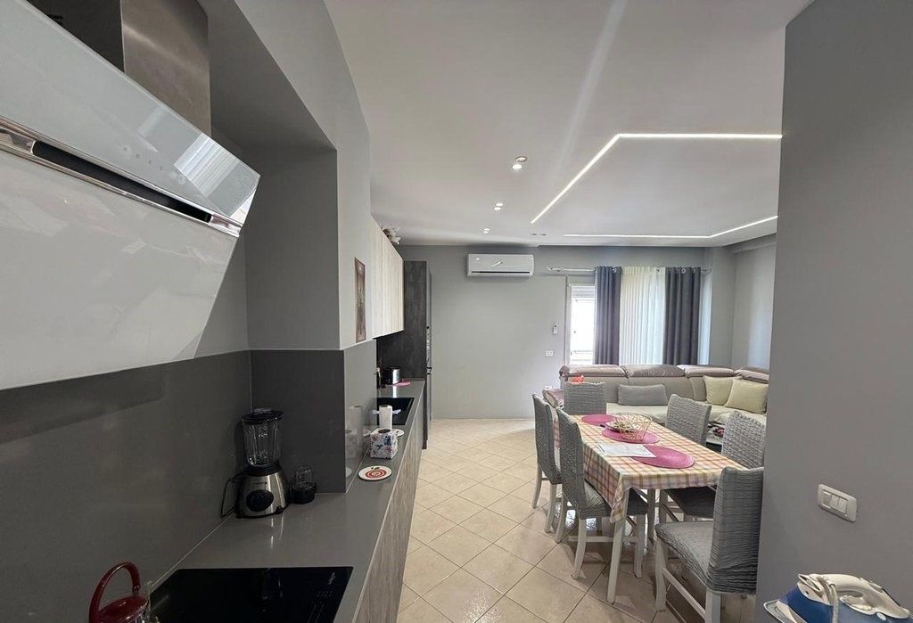 Appartamento 3+1+2 +80m Verande In vendita a Fresk, Tirana