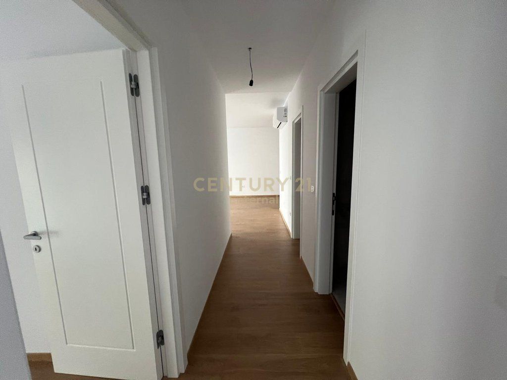 Ambient Per Zyra 2+1+2 Prane Air Albania