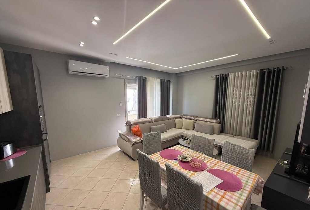 Appartamento 3+1+2 +80m Verande In vendita a Fresk, Tirana