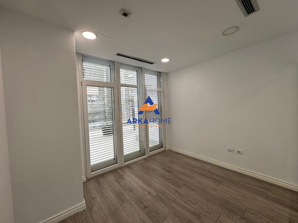 JEPET AMBJENT ZYRASH ME QERA 270M2 "KIKA 2, KOMUNA E PARISIT" 4000 EURO BRUTO