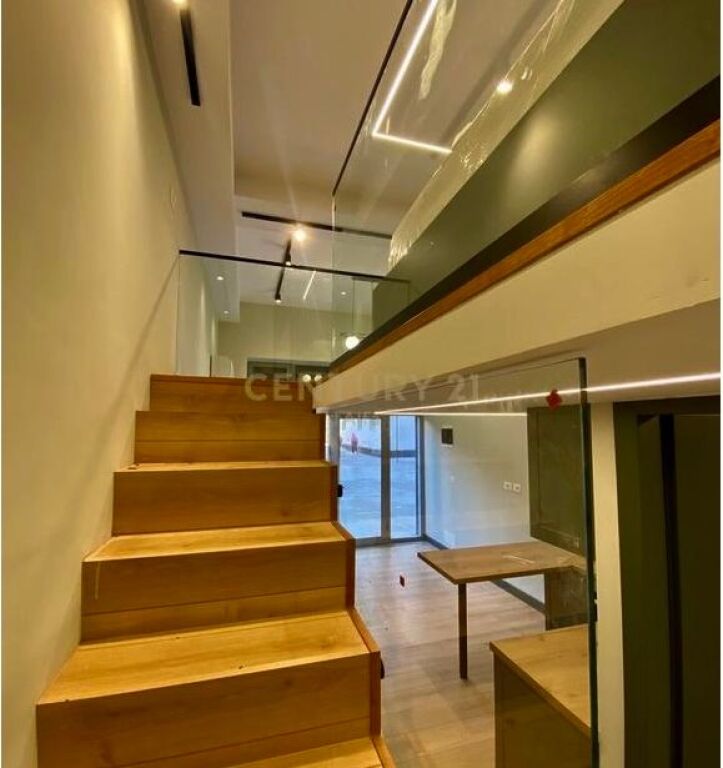 Dupleks ne shitje, Xhamllik