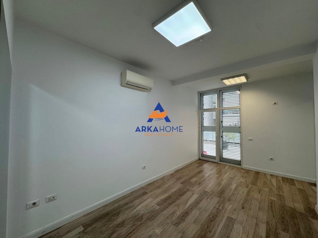 JEPET AMBJENT ZYRASH ME QERA 270M2 "KIKA 2, KOMUNA E PARISIT" 4000 EURO BRUTO