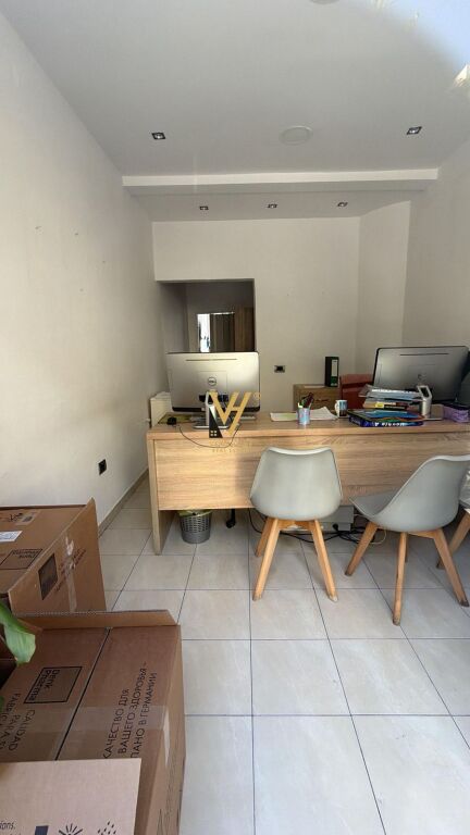 JEPET DYQAN 30 M2 ME QIRA TE RRUGA E DURRESIT 65.000 LEKE