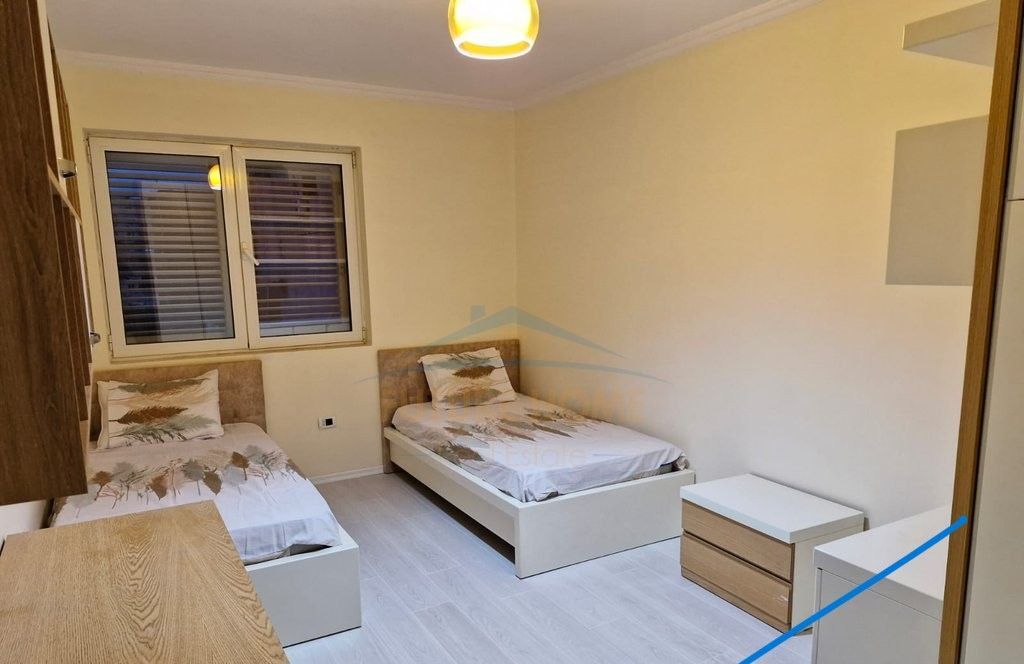 Shitet,  Apartament 3+1+2 , Porcelan, Tiranë .