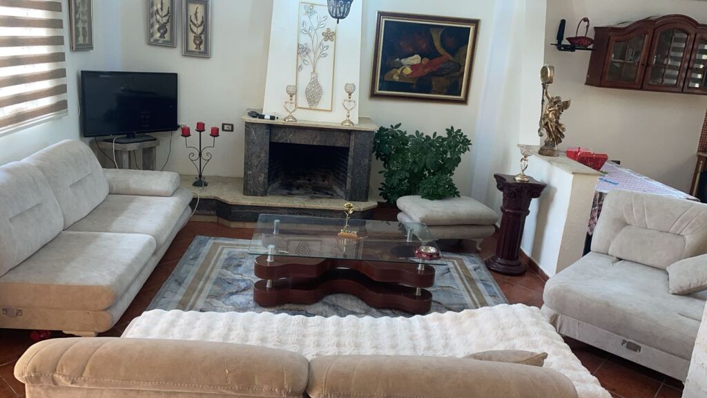 🏠Nella zona di Ali Demi, di fronte alla scuola "Kushtrim i Lirise", è in affitto il secondo piano di una villa 2+1, arredata. 600 Euro