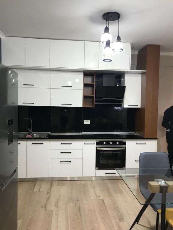 JEPET ME QIRA | Apartament 1+1 – Komuna e Parisit (ngjitur me Qendrën Kristal)
