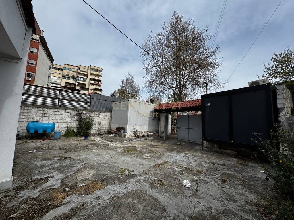 JAPIM ME QERA SHTEPI PRIVATE BUZE RRUGE NE DON BOSCO! 550 € /Muaj