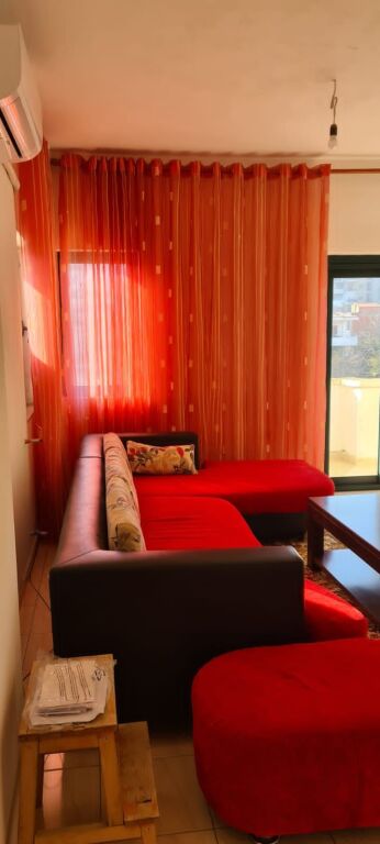 Jepet me qera 3+1 mobiluar kat vile ne astir e mobiluar 450 eu