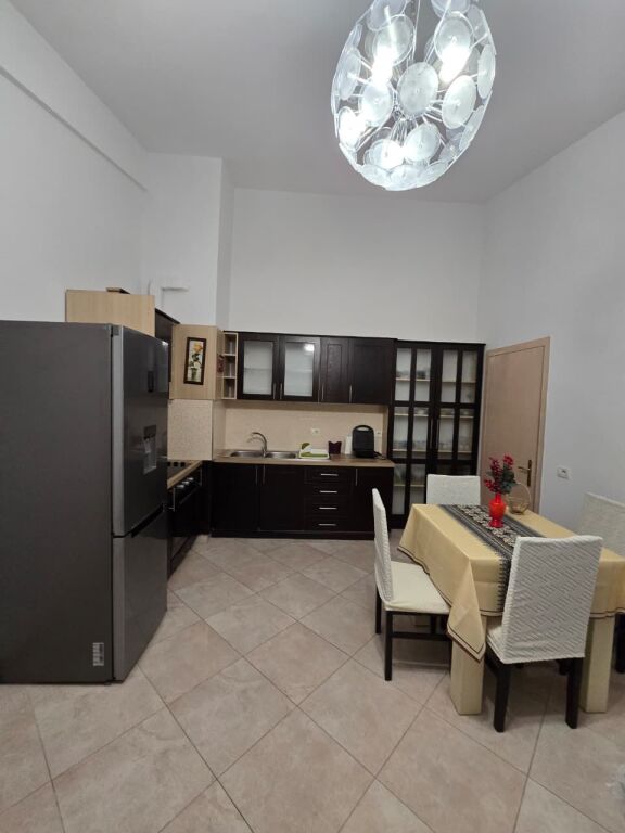 Qera, Apartament 1+1, Fresku, Tiranë - 30.000 leke | 61 m²