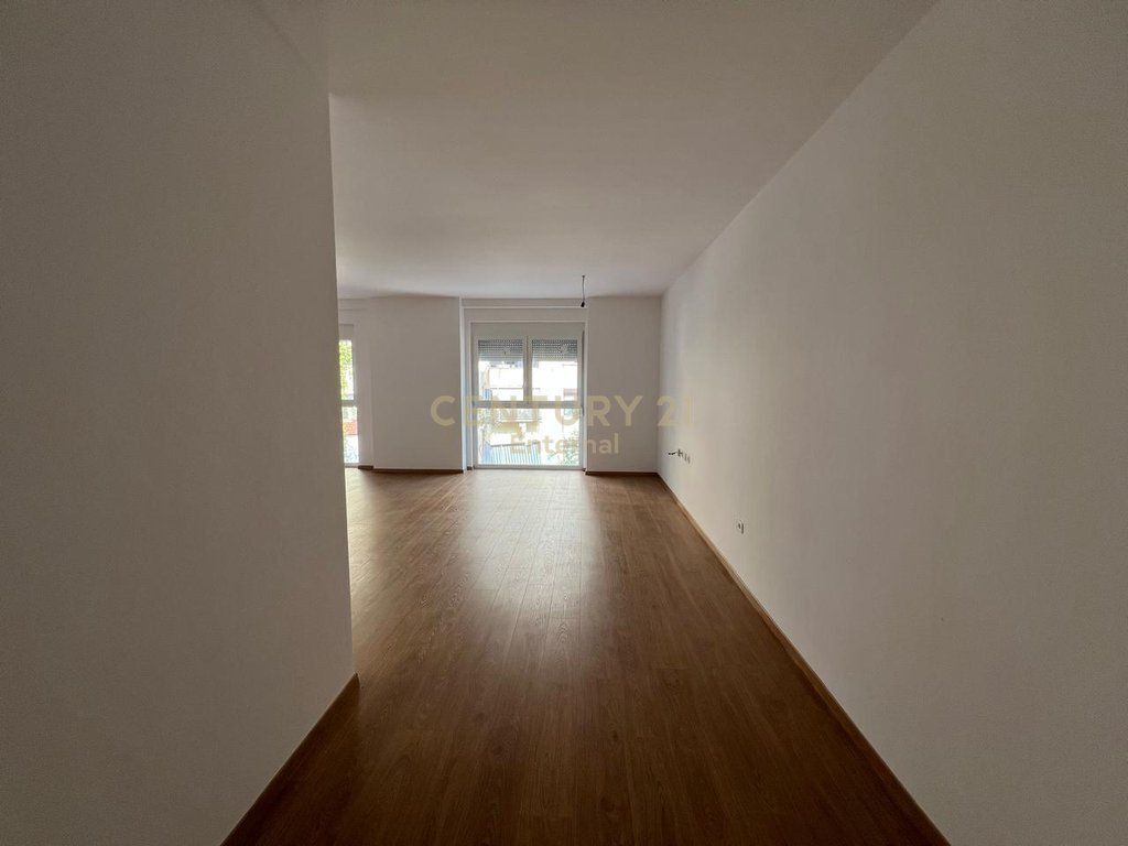 Ambient Per Zyra 2+1+2 Prane Air Albania