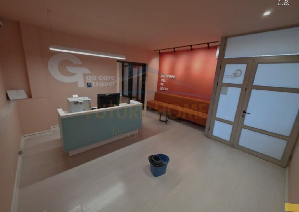 Ufficio in Affitto 200 m² in Via Shkëlqim Fusha, Comune di Parigi, Tirana