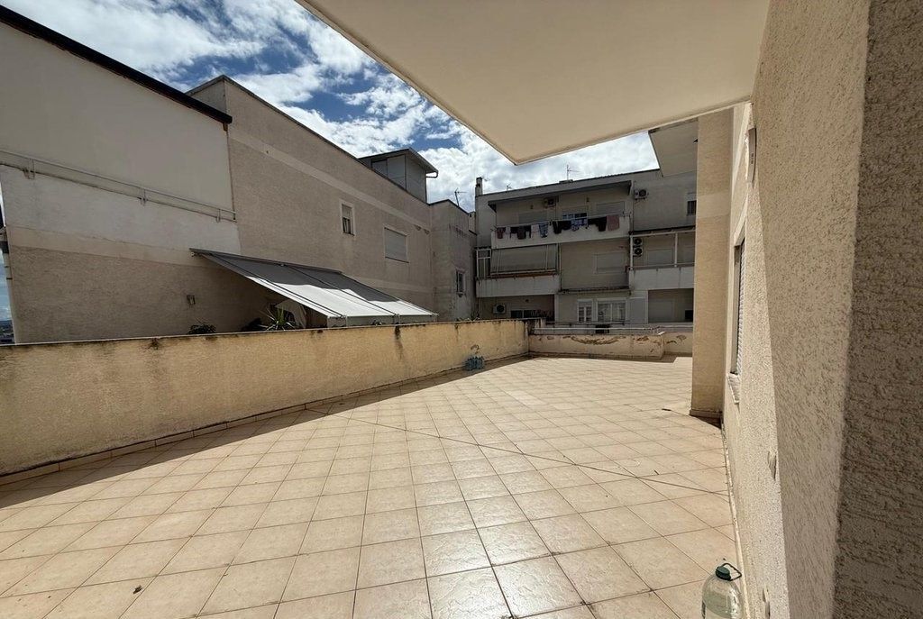 Appartamento 3+1+2 +80m Verande In vendita a Fresk, Tirana