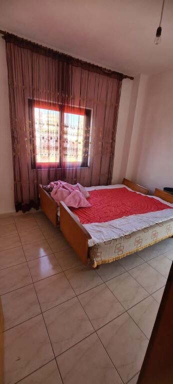 Jepet me qera 3+1 mobiluar kat vile ne astir e mobiluar 450 eu