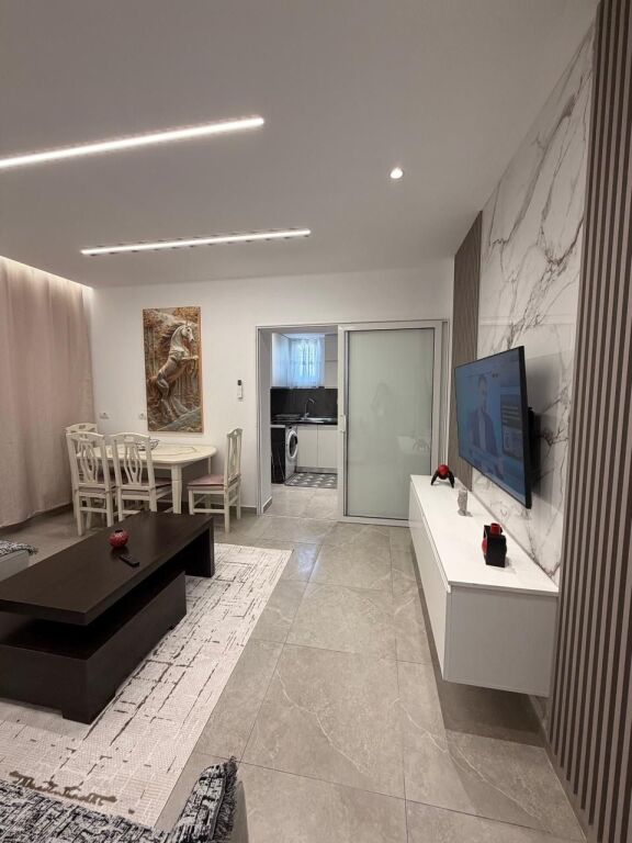 Jepet me qira 1+1 Rruga 5 Maji  450 mije leke