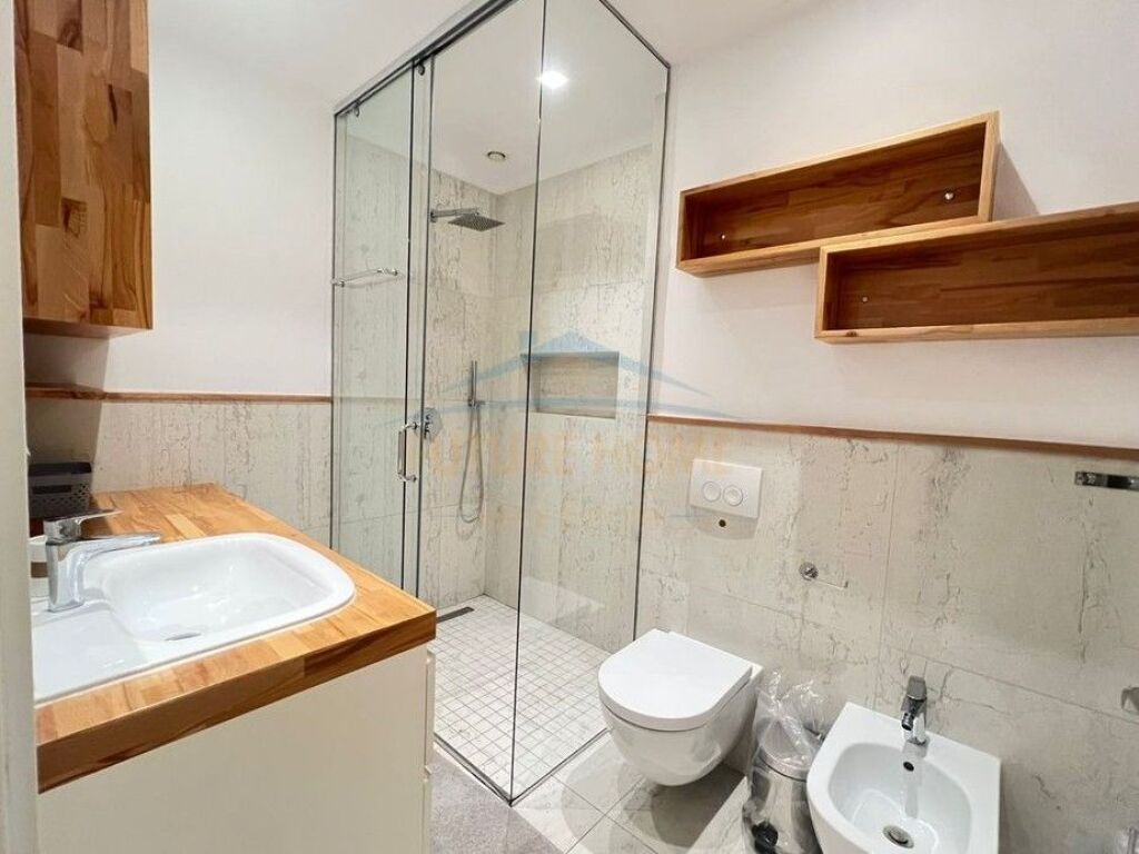 Qera, Apartament 3+1+2+ 2 Poste Parkimi, Komuna e Parisit