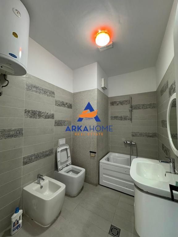 JEPET AMBJENT ZYRASH ME QERA 270M2 "KIKA 2, KOMUNA E PARISIT" 4000 EURO BRUTO