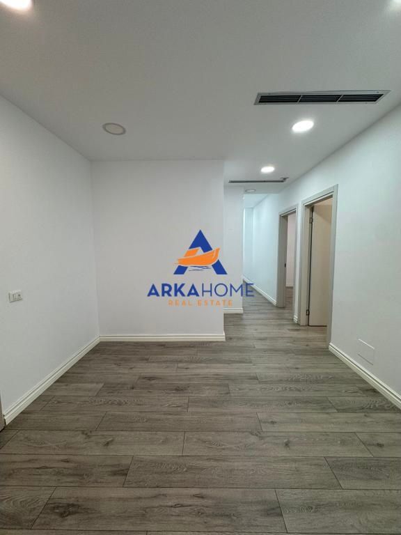 JEPET AMBJENT ZYRASH ME QERA 270M2 "KIKA 2, KOMUNA E PARISIT" 4000 EURO BRUTO