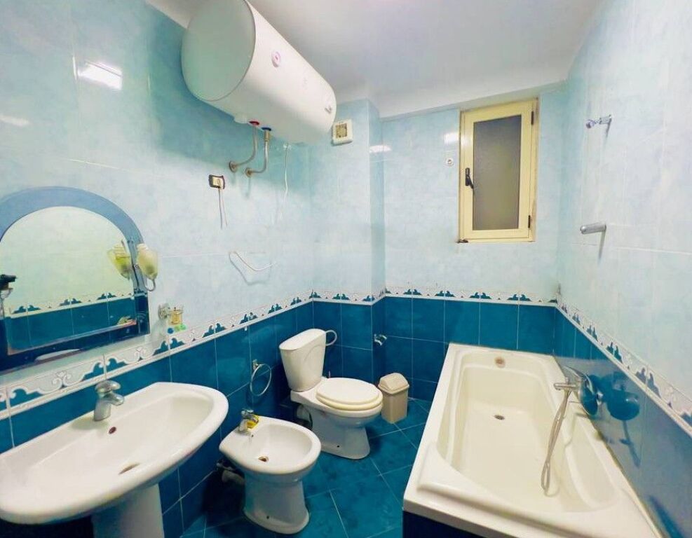 Apartament 2+1+2 tek Komuna e Parisit!