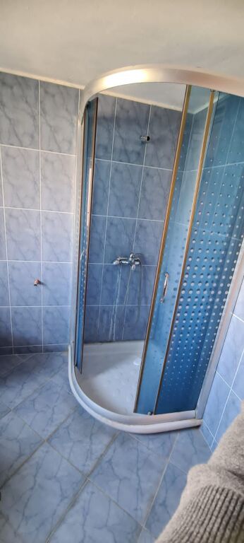 Jepet me qera 3+1 mobiluar kat vile ne astir e mobiluar 450 eu