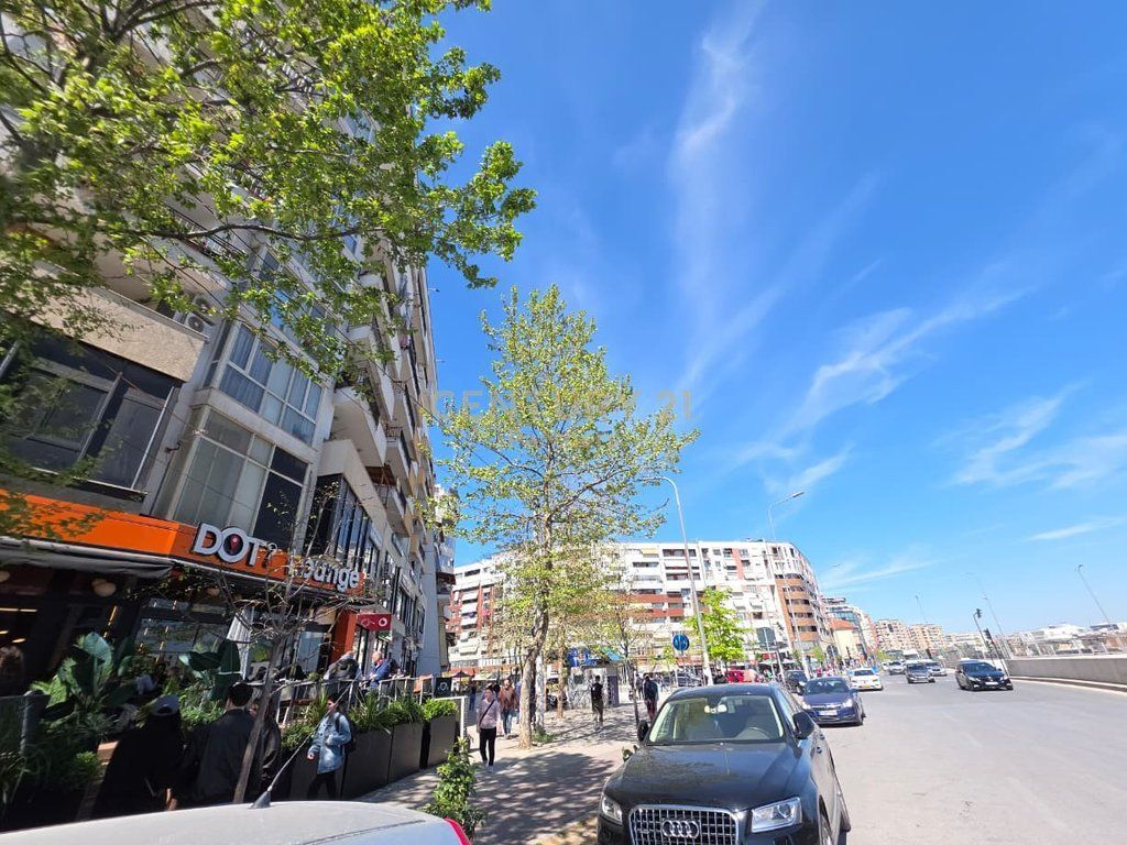 SHESIM AMBIENT KOMERCIAL BUZE RRUGE ''TEODOR KEKO'', UNAZE E RE