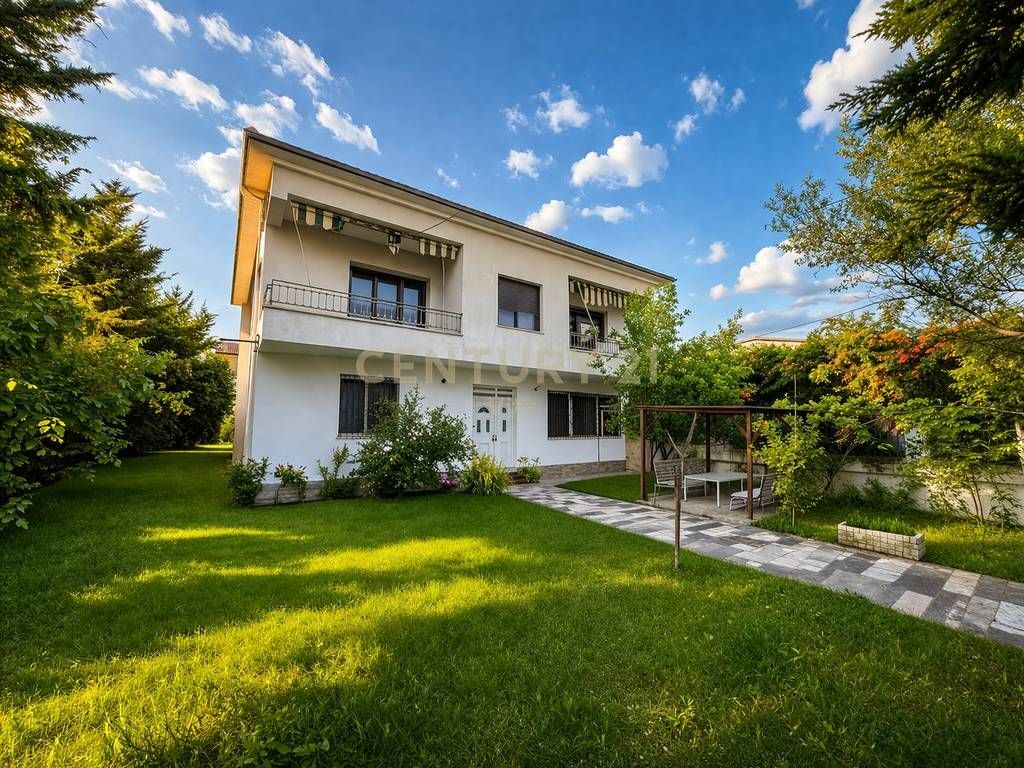 Shitet Vilë 2-Katëshe me Hyrje të Veçantë, Oborr, Garazh dhe Dyqan në Arapaj, Durrës !!