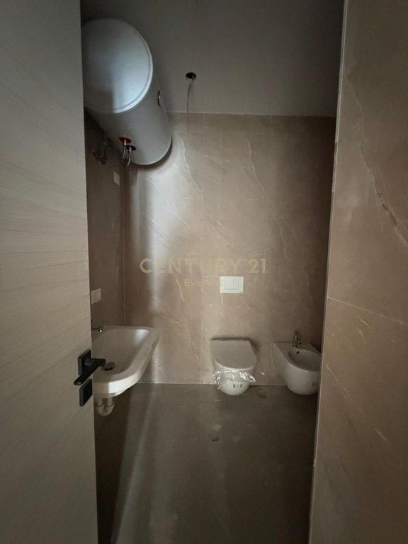 PRANË TV KLAN-ZYRE PER QIRA