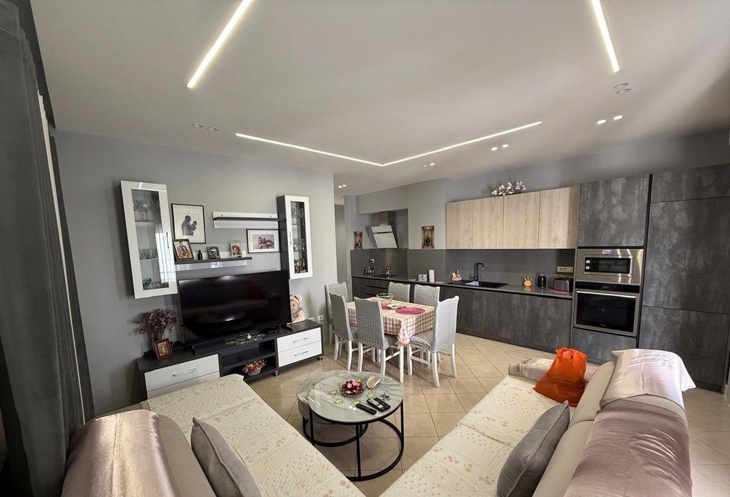 Appartamento 3+1+2 +80m Verande In vendita a Fresk, Tirana