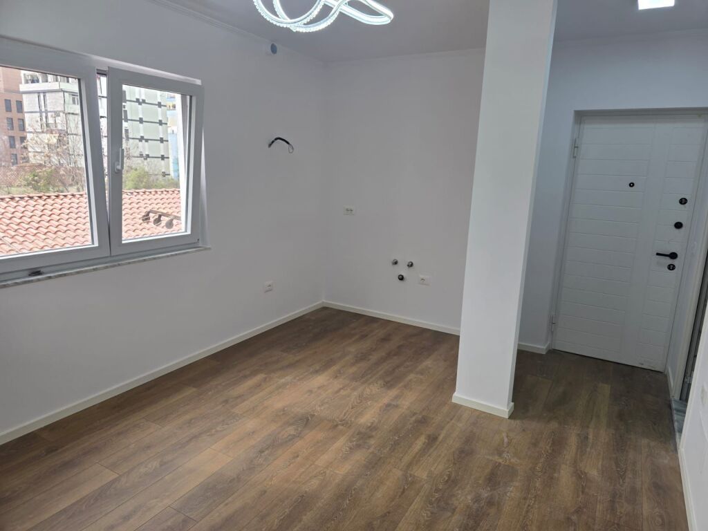 Apartamwnt 1+1 per shitje Shkolla e Kuqe ! 122,000€