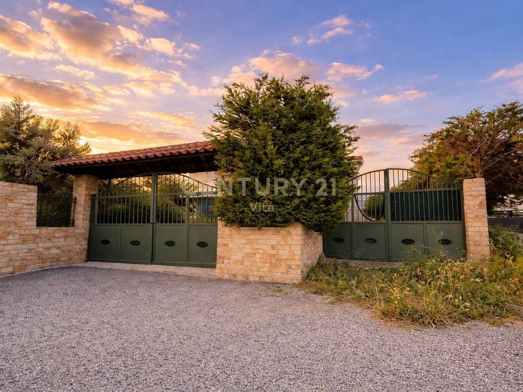 Shitet Vilë 2-Katëshe me Hyrje të Veçantë, Oborr, Garazh dhe Dyqan në Arapaj, Durrës !!