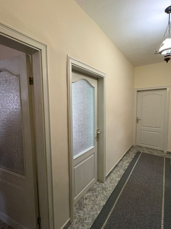 Jepet me qera apartament 2+1, Xhamia e Tabakeve Rr Elbasanit