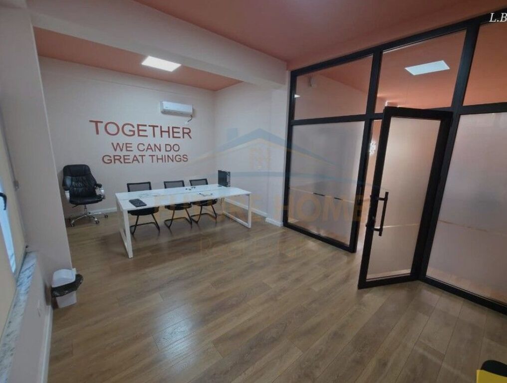 Ufficio in Affitto 200 m² in Via Shkëlqim Fusha, Comune di Parigi, Tirana