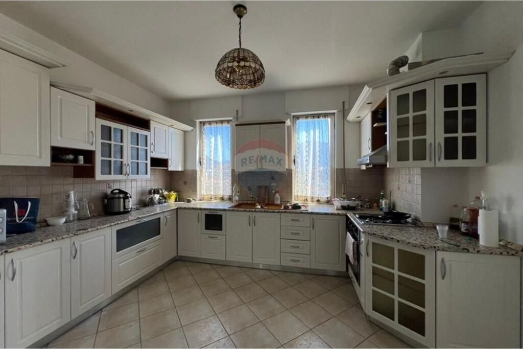 APARTAMENT PER QIRA  2+1 +2 RRUGA E BARRIKADAVE!