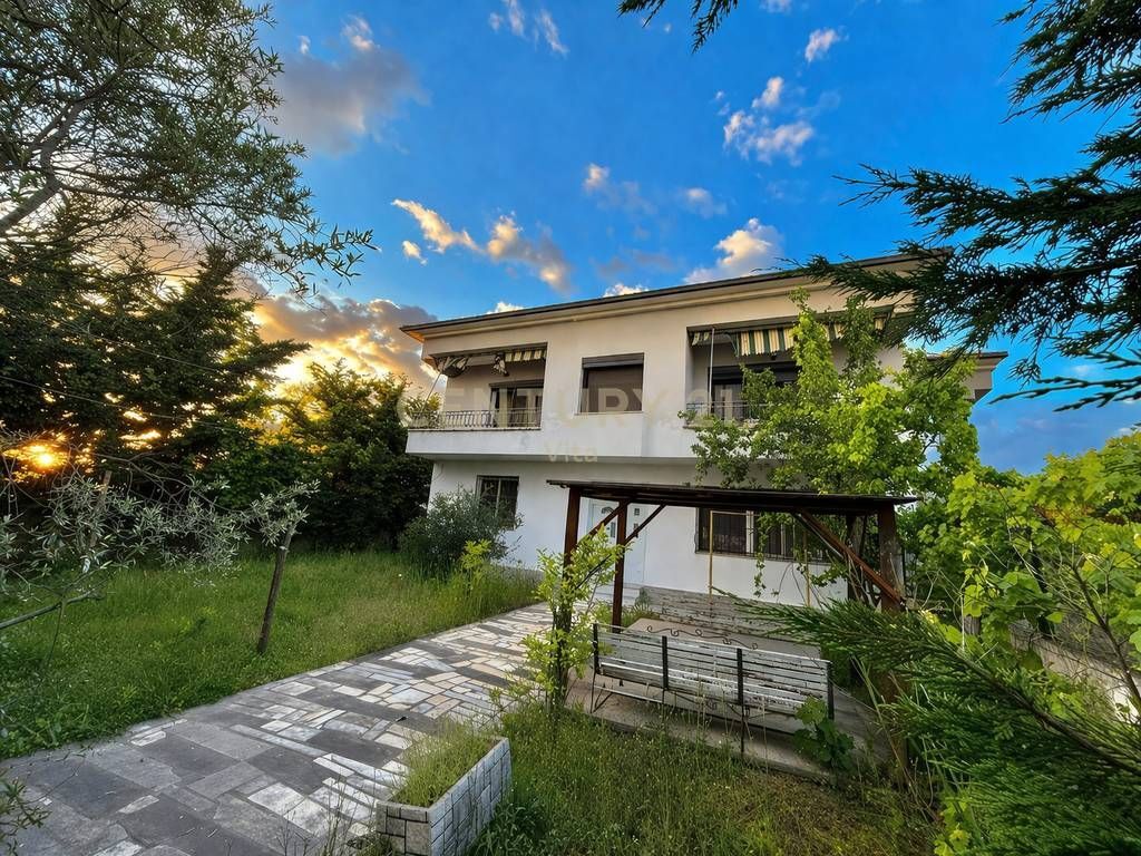 Shitet Vilë 2-Katëshe me Hyrje të Veçantë, Oborr, Garazh dhe Dyqan në Arapaj, Durrës !!