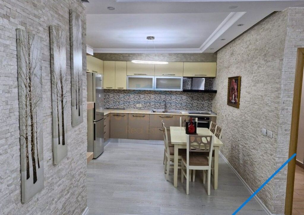 Shitet,  Apartament 3+1+2 , Porcelan, Tiranë .